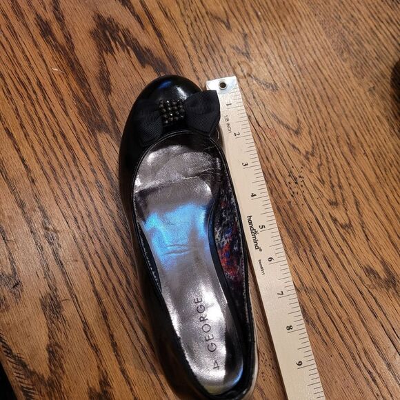 George sz 4 patent Leather shoe with 2" heel with black grosgrain ribbon on toe - Picture 5 of 7